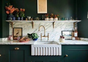 Bí quyết ốp liền mặt giúp bếp nhỏ rộng thoáng đến bất ngờ