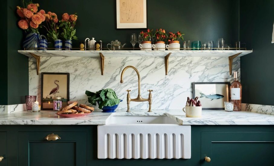 Bí quyết ốp liền mặt giúp bếp nhỏ rộng thoáng đến bất ngờ