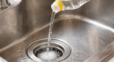 Học mẹ tôi: Chỉ cần đổ giấm vào đúng chỗ này, bếp sạch bóng – không làm là rất dễ tắc nghẽn cả tuần