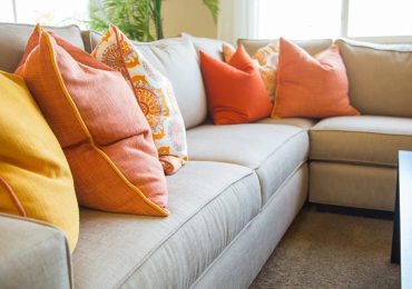 “Lột xác” sofa cũ thành mới tinh không cần tốn tiền mua lại bằng những mẹo đơn giản này